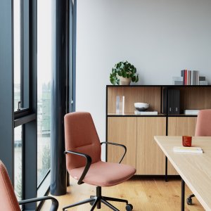 Version direction à dossier moyen du fauteuil Synua