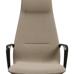 Synua de Milani derrière un bureau de direction en bois
