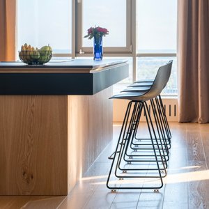 Famille Miunn avec chaise et tabouret dans la même pièce