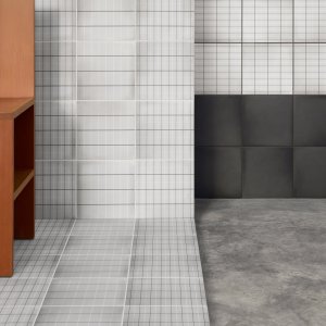 Paroi de douche en Aurore Light Blue Grid S signée Vincent Van Duysen