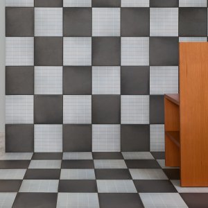 Aurore Light Grey Grid S et Grid L dans des sanitaires de direction