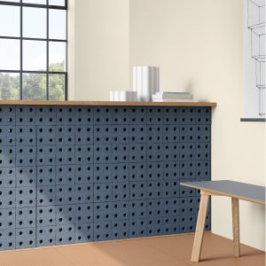 Paroi Bloc Grey derrière une table de réunion