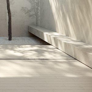 Otto de Mutina au sol et au mur dans un sanitaire