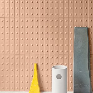 Punto Up Glossy Brun, listel brun craquelé de Mutina