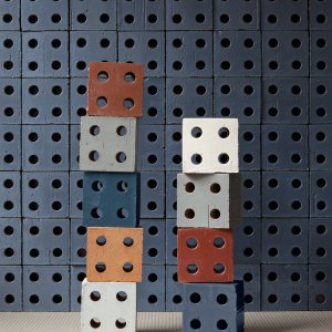 Tours de blocs Bloc colorés devant un mur Bloc Blue