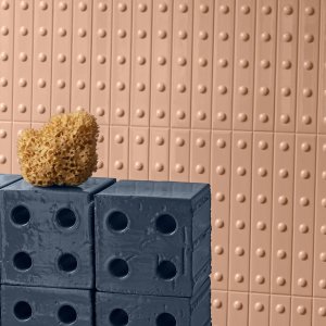 Mur habillé de listels céramiques Punto de Mutina, texture en relief
