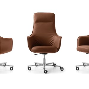 Fauteuil de direction Not Guilty de Quinti derrière un bureau en noyer