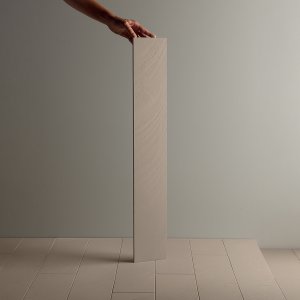 Plinthe Otto en Terra assortie au sol d’un bureau parisien