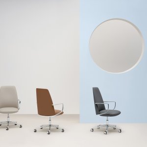 Leviers chromés sous l'assise du fauteuil Elinor