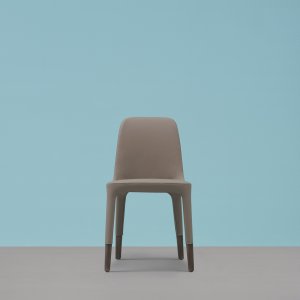 Rangée de chaises Ester le long d'une table de réunion
