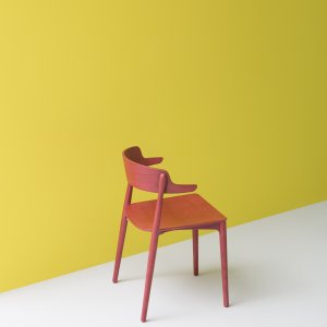 Accoudoirs sous le plateau de la table