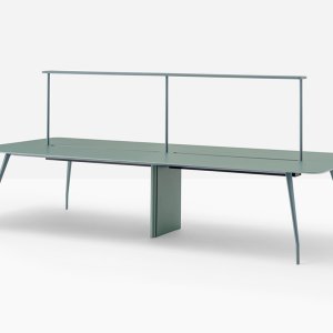 Kit lumière K_LUCE au-dessus de la Rizz Workstation avec des plantes sur l'étagère