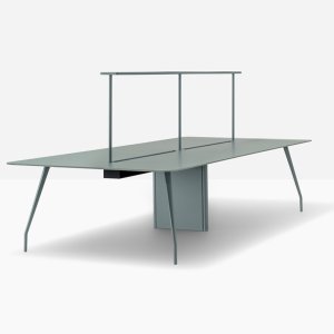 Structure polie LU et pieds galbés de la table Rizz vue de profil