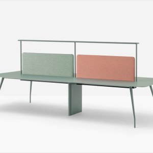 Bureau bench Rizz de Pedrali avec plateau en stratifié blanc et pieds en aluminium