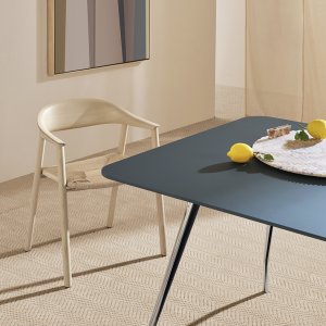 Pied en fonte d'aluminium de la table Rizz, triangulaire en haut et rond au sol