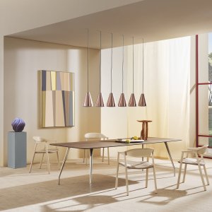 Rizz Workstation pour quatre avec panneaux acoustiques et pont lumineux K_LUCE