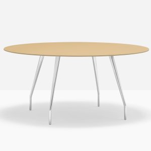 Deux rangées de bureaux bench Rizz de Pedrali dans un open space
