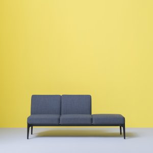 Structure en aluminium poli LU sous une assise Social