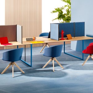 Toa de Pedrali, design Robin Rizzini, dans une salle de réunion de huit places