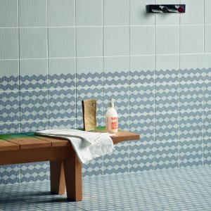 Intérieur avec transition en demi-motif de la collection Tape de Mutina