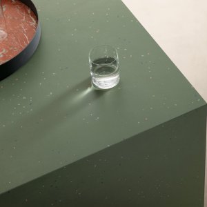Surface Primavera de Mutina avec éclats de céramique colorés