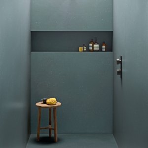 Détail de la dalle Primavera Verde aux éclats roses et bleus