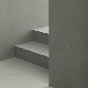 Sol Primavera Nero et mur Grigio avec fauteuil en cuir