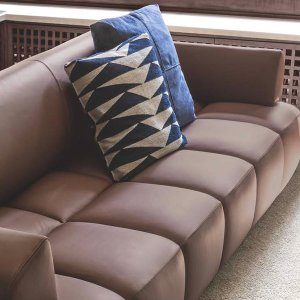 Salle d’attente avec canapé Qubik et pouf assorti