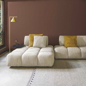 Couture plate sur le cuir d’un accoudoir Qubik
