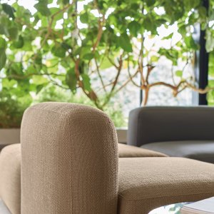 Pad revêtu sur l’accoudoir en bois du One Hundred de Quinti