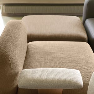 Coussin lombaire posé contre le dossier d’un module One Hundred
