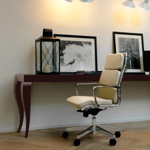 Manchettes Pad en cuir sur les accoudoirs de The Season