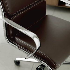 Bureau de direction à Paris avec The Season Comfort en cuir cognac