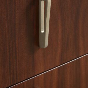 Plumier encastré dans le plateau du bureau
