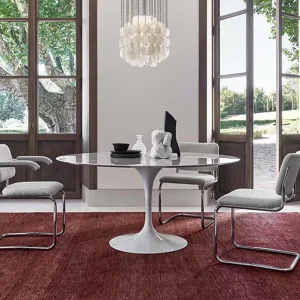 Table d'appoint de la famille Saarinen de Knoll près d'un canapé d'attente