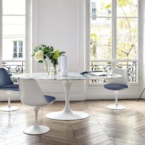 Ensemble table Saarinen et chaises Tulip dans une salle de réunion