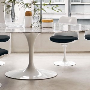 Table ronde Saarinen en marbre Arabescato avec piètement blanc