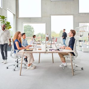 Sièges se:air autour d'une table de salle de séminaire