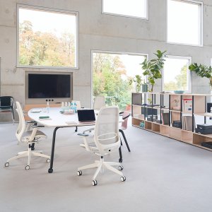 Rangée de sièges se:air le long d'un bench en hot desking