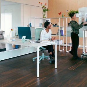 se:air noir devant un bureau de home office
