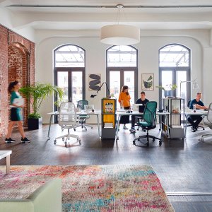 Version counter du se:air de Sedus avec cercle repose-pieds devant un plan haut