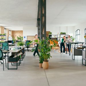 Version comptoir du se:kit Sedus avec repose-pieds annulaire devant une banque d'accueil