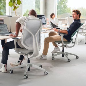 Sièges de bureau se:kit à dossier capitonné sauge autour d'un bench de six postes