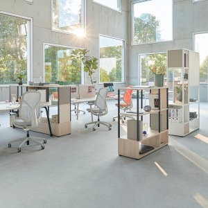 Cinq chaises visiteurs se:kit Sedus empilées sur le chariot
