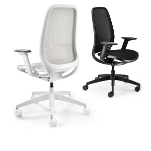 Siège de bureau hybride se:air de Sedus sur un plateau en open space