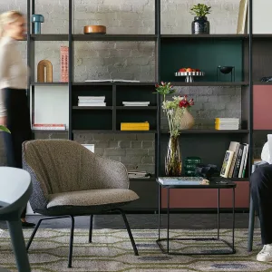 Fauteuil lounge se:café soft lounge chair sur quatre pieds en hêtre naturel