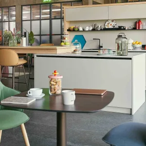 Diner se:café avec deux banquettes hautes en vis-à-vis et table intégrée