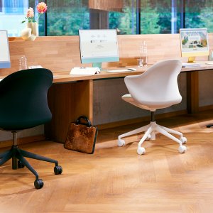 Chaises de réunion : se:flair en membrane gris clair autour d’une table de conférence