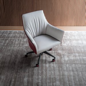 Cuir pleine fleur sur le fauteuil Sella