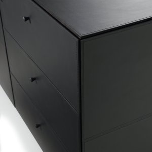 Côtés du meuble gainés de cuir noir